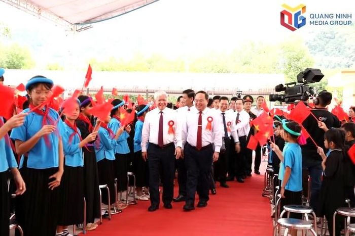 Đồng chí Đỗ Văn Chiến và đồng chí Quản Minh Cường dự Lễ khai giảng Trường Phổ thông nội trú Tiểu học và Trung học cơ sở Bình Liêu. Ảnh: Quang Ninh Media Group 