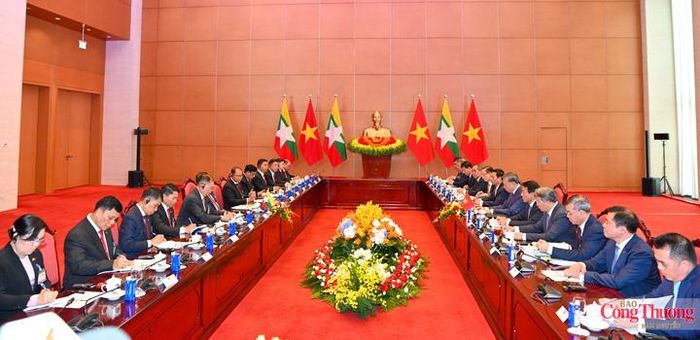 Ngay sau lễ đón, hai nhà lãnh đạo dẫn đầu đoàn đại biểu cấp cao hai nước bước vào hội đàm.
