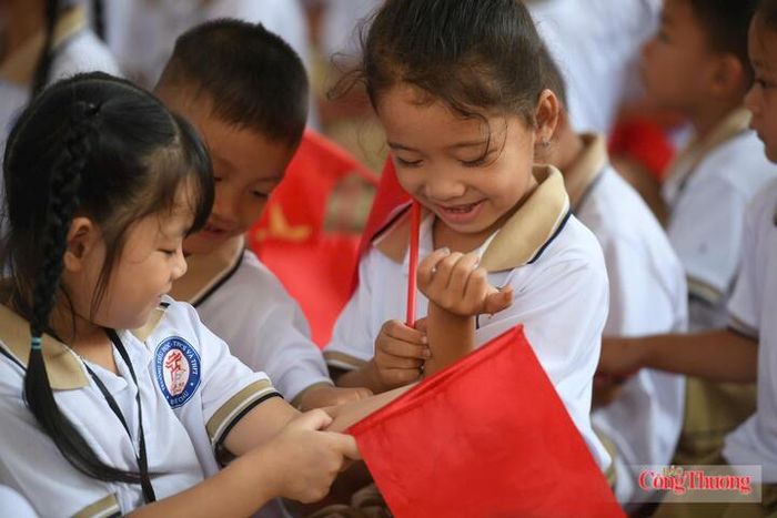 Các em học sinh háo hức trong ngày khai giảng năm học mới.