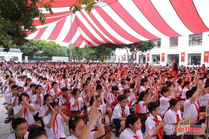 Không khí khai giảng cũng rộn ràng tại nhiều trường học trên địa bàn Thủ đô. Tại Trường THCS Trung Hòa, từ sáng sớm, học sinh đã có mặt đông đủ, háo hức dự lễ khai giảng và chào đón năm học mới 2026-2027.