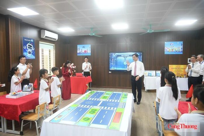 Phòng học công nghệ cao kỳ vọng xóa khoảng cách vùng của học sinh trường xã đảo.