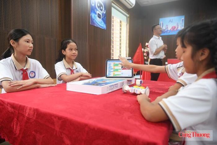 Phòng học STEM - món quà do đồng chí Nguyễn Duy Ngọc, Ủy viên Bộ Chính trị, Bí thư Trung ương Đảng, Trưởng ban Tổ chức Trung ương trao tặng học sinh xã đảo.