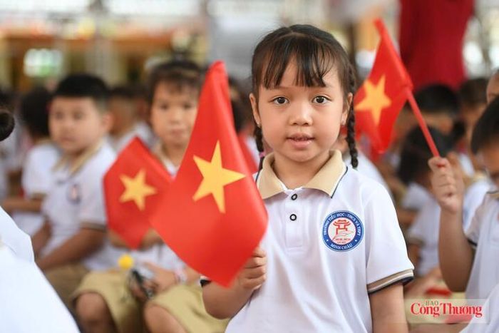 Năm nay, ngày khai giảng cũng đánh dấu một chặng đường học tập mới của các học sinh ngay trên quê hương mình.