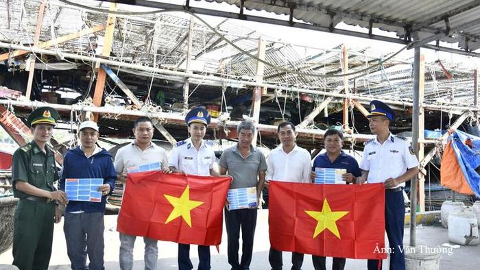 Trao tặng Cờ Tổ quốc cho các tàu cá tại cảng cá Tam Quang 