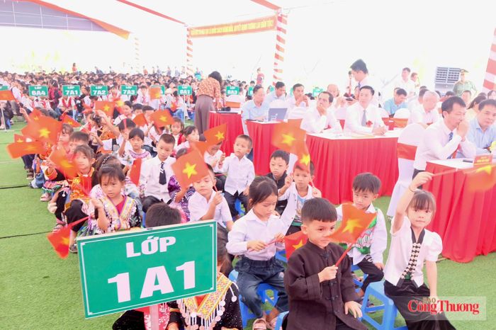 Học sinh các trường nội trú hân hoan ngày tựu trường mới