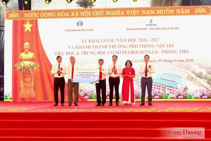 Ông Đỗ Chí Thanh, Phó Tổng Giám đốc Tập đoàn Công nghiệp - Năng lượng Quốc gia Việt Nam trao tặng Phòng học STEM cho Trường Phổ thông nội trú Tiểu học và Trung học cơ sở Petrovietnam - Phong Thổ.