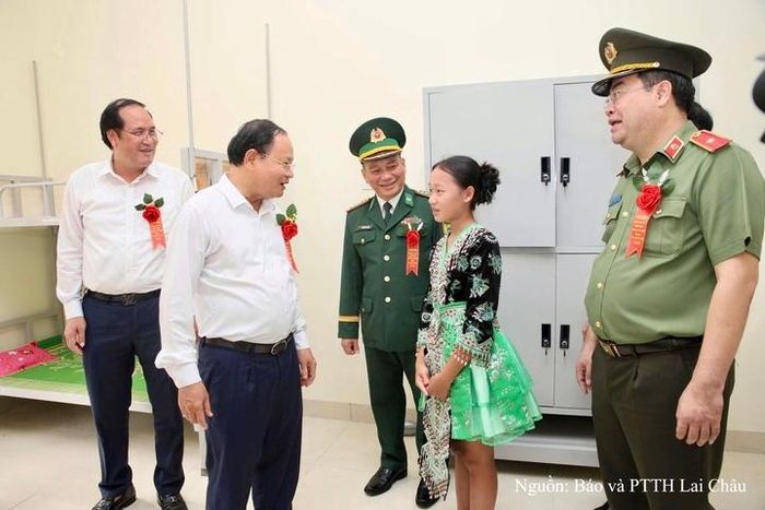 Bí thư Tỉnh ủy Lai Châu Lê Minh Ngân cùng các đại biểu tham quan phòng học tại Trường Phổ thông nội trú Tiểu học và Trung học cơ sở Pa Tần.