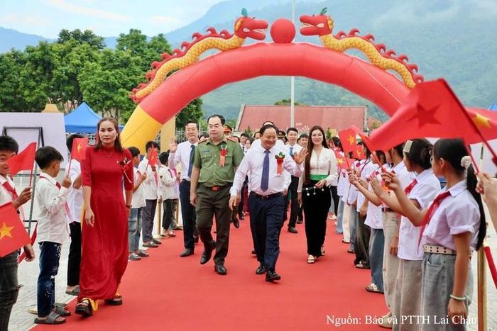 Bí thư Tỉnh ủy Lai Châu Lê Minh Ngân dự lễ khai giảng và khánh thành Trường Phổ thông nội trú Tiểu học và Trung học cơ sở Pa Tần.