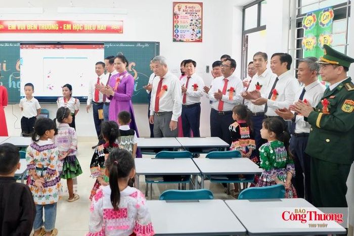 Đoàn đại biểu tham quan các phòng học Trường Phổ thông nội trú Tiểu học và Trung học cơ sở Petrovietnam - Phong Thổ.