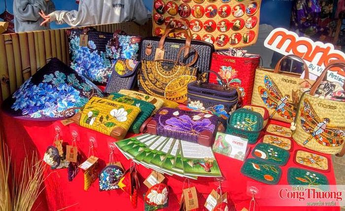 Các sản phẩm mang đặc trưng của Huế được giới thiệu, trưng bày tại diễn đàn