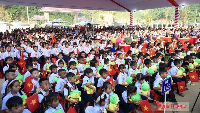 Trường PTDTNT Tiểu học & THCS Tây Giang có tổng vốn đầu tư gần 286 tỷ đồng, là công trình trọng điểm mang ý nghĩa chính trị - xã hội sâu sắc, hiện thực hóa đường lối, chính sách dân tộc của Đảng và Nhà nước, đặc biệt là tinh thần Nghị quyết số 71-NQ/TW của Bộ Chính trị về đột phá phát triển giáo dục và đào tạo. Trường gồm 30 phòng học lý thuyết, 13 phòng học bộ môn, đi kèm hệ thống khối nội trú, hiệu bộ và phụ trợ khép kín. 