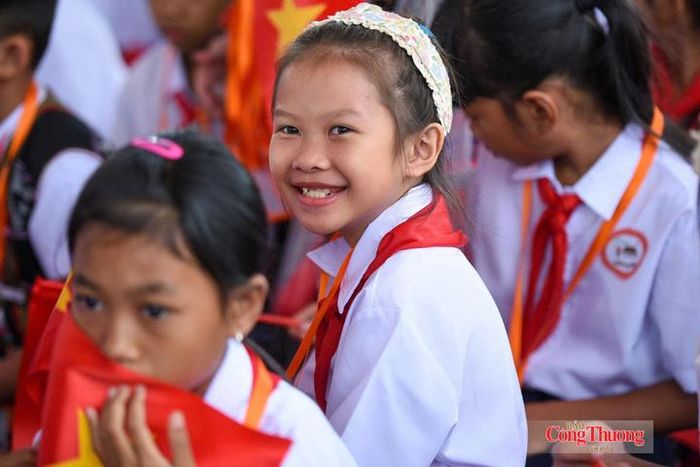 Năm học 2026 - 2027, toàn trường có 1.053 em học sinh ở 9 khối lớp, với 116 cán bộ quản lý, giáo viên, nhân viên. 