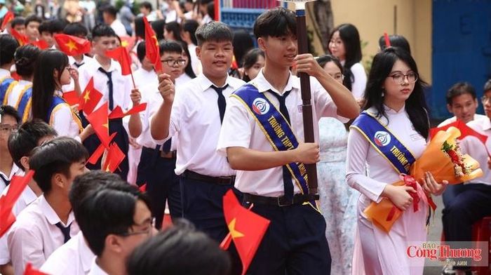 Học sinh khối 10 trường THPT Trần Khai Nguyên trong ngày đầu tiên của năm học mới.