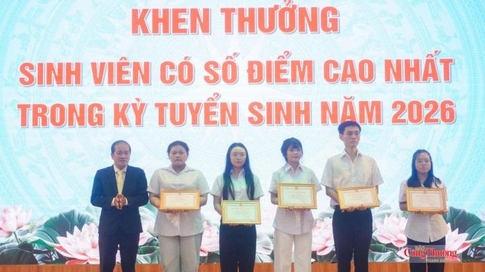 Thầy Đặng Công Quốc - Phó Hiệu trưởng Trường Cao đẳng Công Thương TP. Hồ Chí Minh khen thưởng tân sinh viên có điểm đầu vào cao nhất trong kỳ tuyển sinh năm 2026, tại lễ khai giảng năm học 2026-2027.
