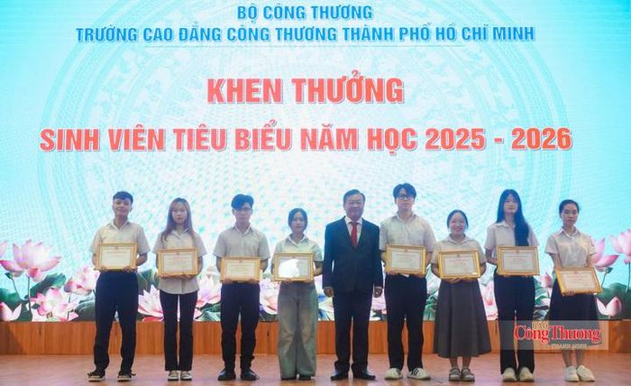 Thầy Bùi Mạnh Tuân, Hiệu trưởng Trường Cao đẳng Công Thương TP. Hồ Chí Minh, trao tặng giấy khen cho các sinh viên có thành tích xuất sắc trong năm học 2025-2026, tại lễ khai giảng.