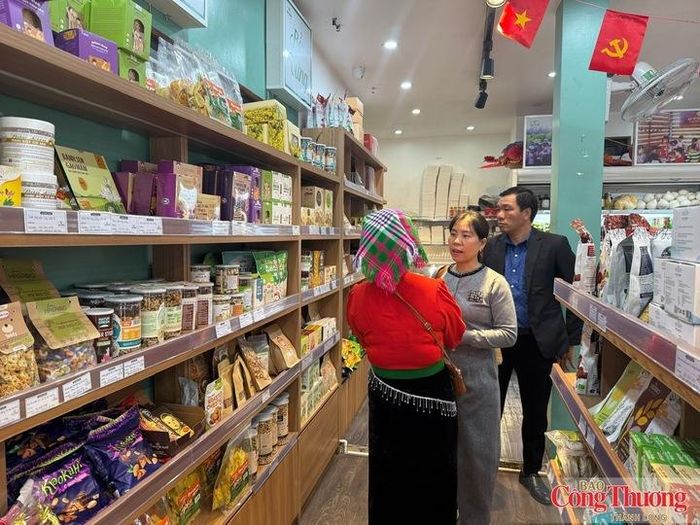Người dân mua hàng tại một của hàng ở phường Đồng Hới, tỉnh Quảng Trị.