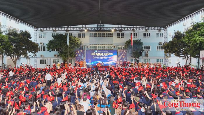 Học sinh dự lễ khai giảng tại Trường THCS Đoàn Thị Điểm (Hà Nội).