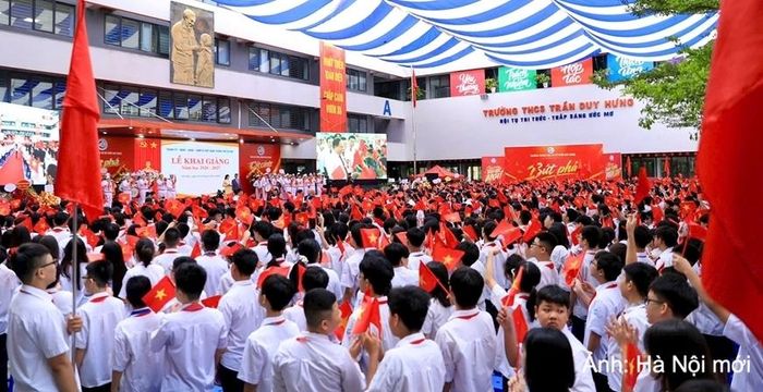 Lễ khai giảng năm học mới tại Trường THCS Trần Duy Hưng.