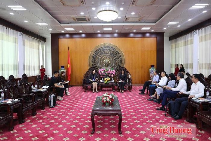 Quang cảnh buổi làm việc