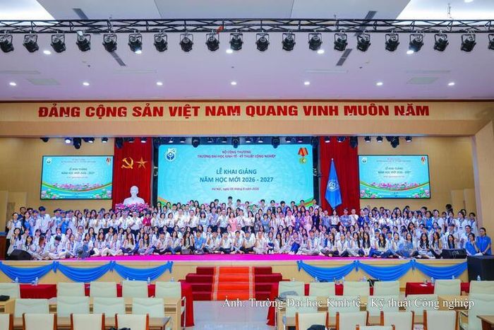 Ban giám hiệu, lãnh đạo các đơn vị cùng đông đảo cán bộ, giảng viên và sinh viên Trường Đại học Kinh tế - Kỹ thuật Công nghiệp tham dự Lễ khai giảng.