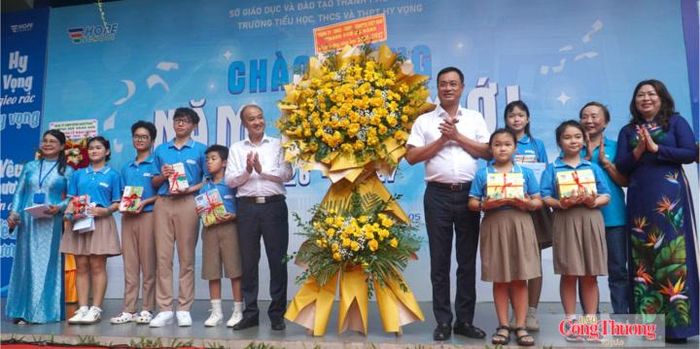 Bí thư Thành ủy Đà Nẵng và lãnh đạo TP. Đà Nẵng tặng hoa, quà chúc mừng, động viên thầy, trò trường Hy Vọng