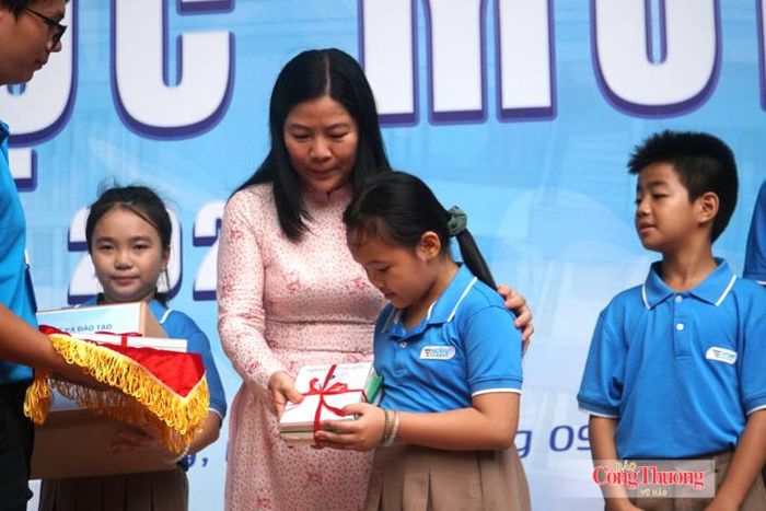 Giám đốc Sở Giáo dục và Đào tạo TP. Đà Nẵng Lê Thị Bích Thuận trao quà động viên các em học sinh trường Hy Vọng