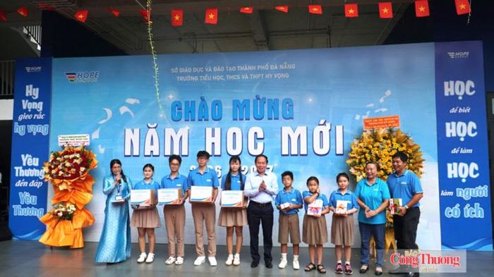 Phó Thủ tướng Lê Tiến Châu tặng những suất quà động viên các em học sinh trường Hy Vọng