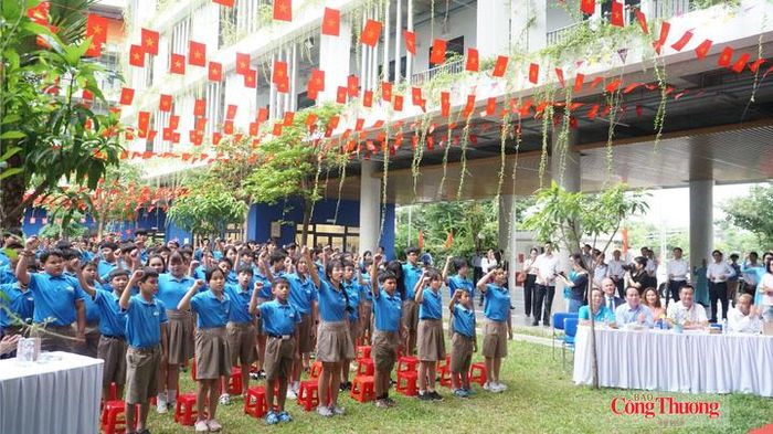 Các em học sinh trường Tiểu học, THCS và THPT Hy Vọng hô vang 10 lời hứa danh dự của học sinh nhà trường trước khi bước vào năm học mới 2026 - 2027.