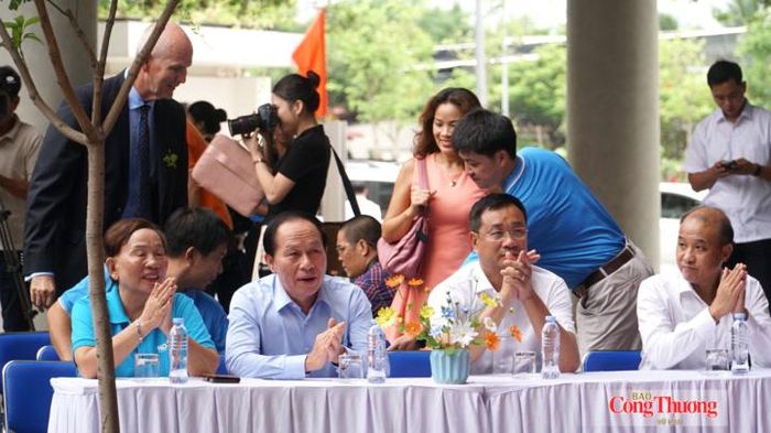Phó Thủ tướng Chính phủ Lê Tiến Châu dự lễ khai giảng cùng thầy và trò trường Hy Vọng