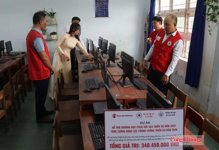 Trao tặng các bộ máy tính cho trường Tiểu học Duy Nghĩa, phân hiệu 3