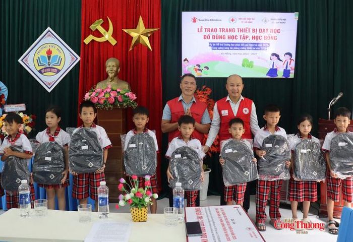 Trao tặng đồ dùng học tập cho các em học sinh trường Tiểu học Duy Nghĩa trong ngày khai giảng năm học mới 