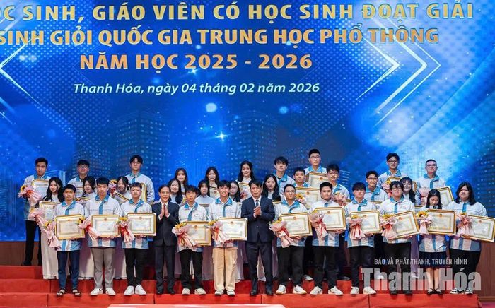 Đại diện lãnh đạo tỉnh trao thưởng cho học sinh đoạt giải tại Kỳ thi học sinh giỏi quốc gia THPT năm học 2025-2026.