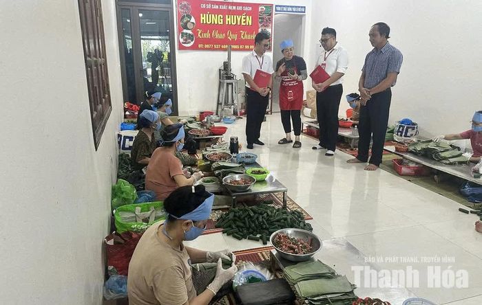 Cơ sở sản xuất nem chua, giò chả Hùng Huyền, xã Hoằng Hóa được vay vốn Agribank mở rộng sản xuất, kinh doanh hiệu quả.