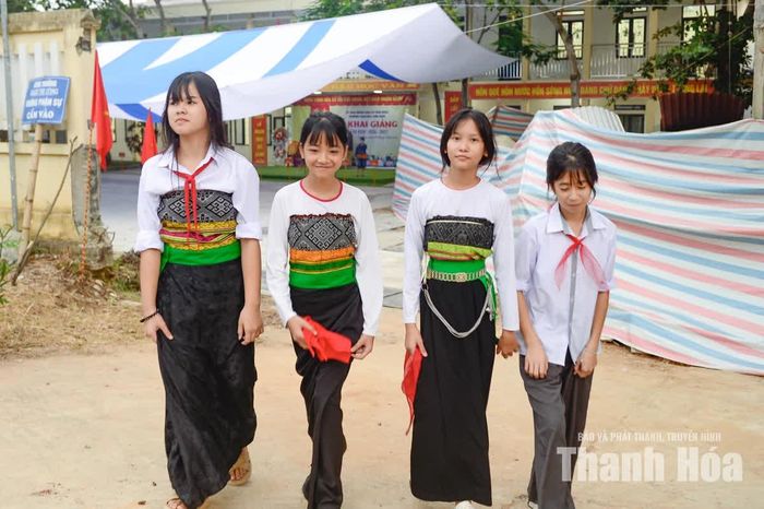Không khí trước giờ khai giảng càng thêm rộn ràng khi học sinh gặp lại bạn bè sau kỳ nghỉ hè.
