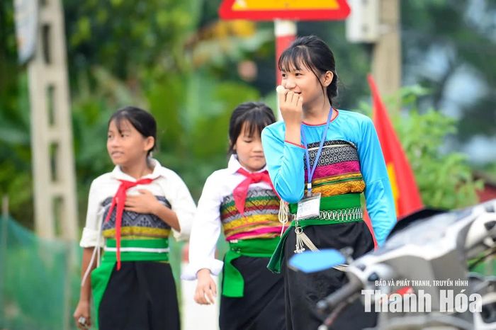 Trong những bộ trang phục truyền thống của đồng bào Thái, Mường, các em nhỏ rạng rỡ, háo hức trước năm học mới.