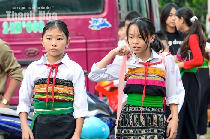 Ngày trở lại trường cũng là ngày những đứa trẻ vùng cao trở về với thế giới tuổi thơ thân quen, nơi có bảng đen, phấn trắng, tiếng trống trường và những người bạn cùng trang lứa.