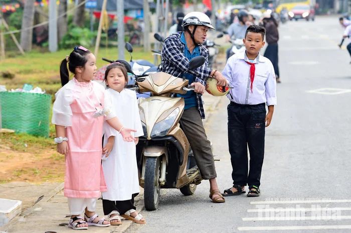 Với phụ huynh, mỗi bước chân con đến trường đều gửi gắm những kỳ vọng về một tương lai tốt đẹp hơn.