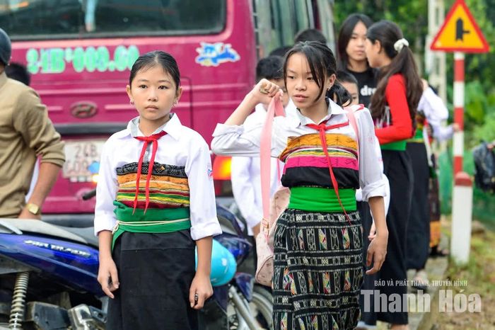 Tại xã biên giới vùng cao Sơn Điện, từ sáng sớm, những con đường dẫn đến Trường Tiểu học và THCS xã Sơn Điện đã rộn ràng tiếng nói, tiếng cười của học sinh trong niềm vui ngày khai giảng.