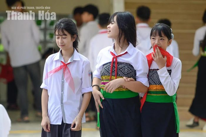 Trong ngôi trường nơi vùng biên, học sinh người Thái, Mường, Kinh cùng nhau bước vào năm học mới với niềm vui, những ước mơ tuổi thơ và kỳ vọng của gia đình. Với các em, con chữ không chỉ mở ra cánh cửa tri thức mà còn là hành trang để hướng tới một tương lai tốt đẹp hơn.