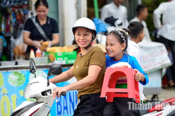 Trước cổng trường, những cái ôm, lời dặn dò của cha mẹ dành cho con càng trở nên đặc biệt.