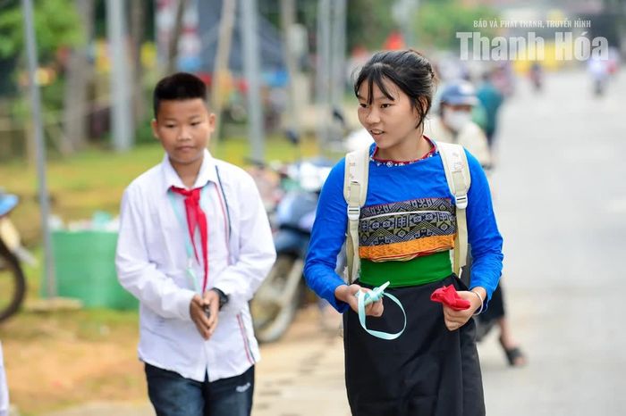 Hình ảnh những em nhỏ được mẹ gói cho nắm xôi nhỏ mang theo đến trường, và trong những chiếc túi bé xinh dường như cũng gói ghém bao ước mơ.