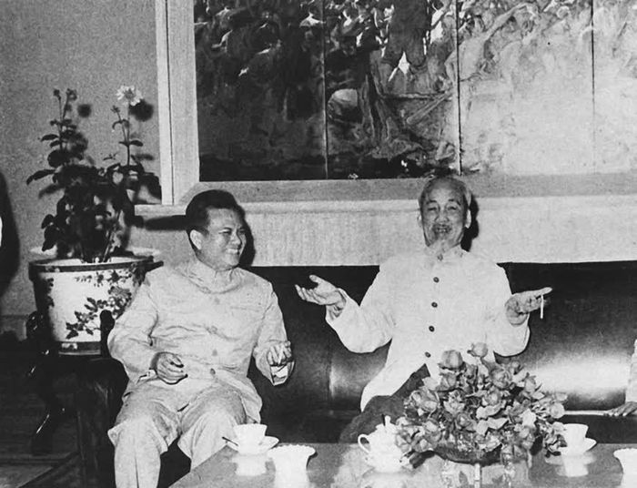 Chủ tịch Hồ Chí Minh tiếp và nói chuyện thân mật với đồng chí Kaysone Phomvihane, Trưởng Đoàn đại biểu Đảng và Mặt trận Lào yêu nước sang thăm hữu nghị Việt Nam (1966). Ảnh tư liệu