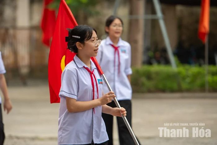Những lá cờ tung bay tạo nên không khí trang trọng, tươi vui của ngày khai trường.
