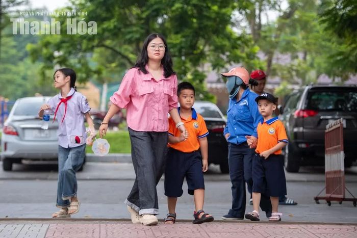 Đối với học sinh lớp 1, ngày khai giảng mang đến nhiều cảm xúc mới mẻ. Các em được cha mẹ dắt tay đến trường, vừa bỡ ngỡ, vừa háo hức khám phá môi trường học tập mới.