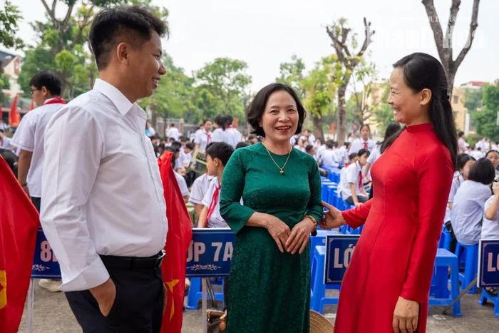 Các thầy cô giáo cũng có mặt từ sớm để đón học sinh, hướng dẫn các em xếp hàng, ổn định đội hình và chuẩn bị cho lễ khai giảng. Những lời chào hỏi, nụ cười và cái vẫy tay thân thiện giúp thầy trò nhanh chóng hòa vào không khí năm học mới.