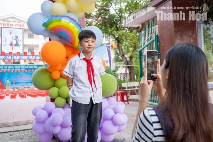 Những gương mặt ngây thơ, nụ cười rạng rỡ của học sinh trong bộ đồng phục mới tạo nên nét riêng trong ngày đầu đến trường.