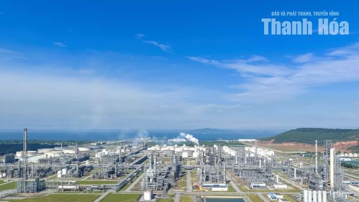 Nhà máy Lọc hóa dầu Nghi Sơn có thiết kế 200.000 thùng dầu thô mỗi ngày, tương đương 10 triệu tấn mỗi năm.
