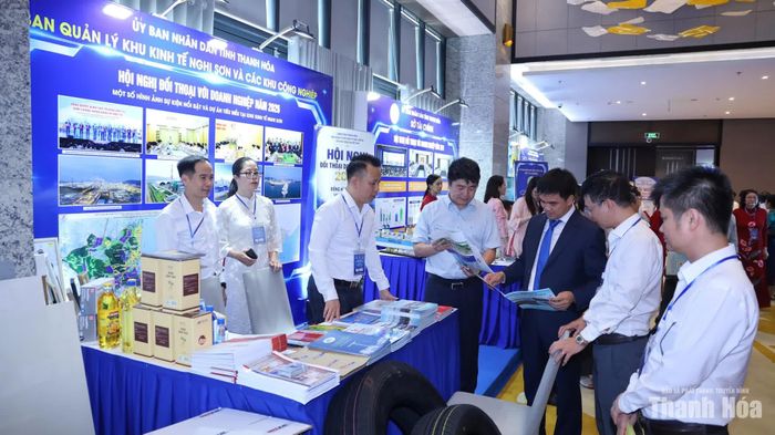 Các doanh nghiệp tham quan gian trưng bày và tư vấn thủ tục của Ban Quản lý Khu Kinh tế Nghi Sơn và các Khu công nghiệp tỉnh tại Hội nghị đối thoại với doanh nghiệp năm 2026.
