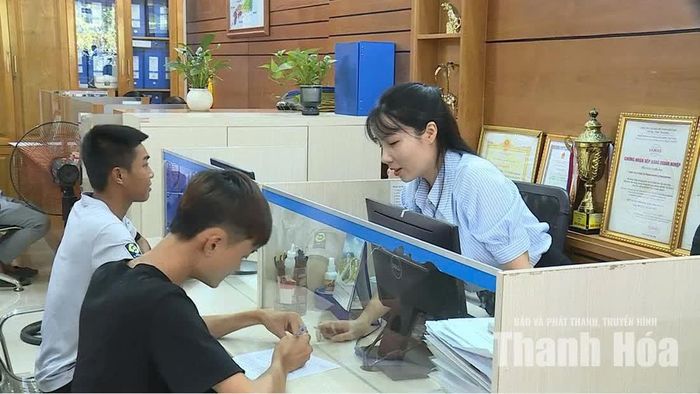 Cán bộ Công ty CP Đầu tư Thuận An DMC tư vấn, cung cấp thông tin về chương trình làm việc ở nước ngoài cho người lao động. Ảnh: Hồng Tư