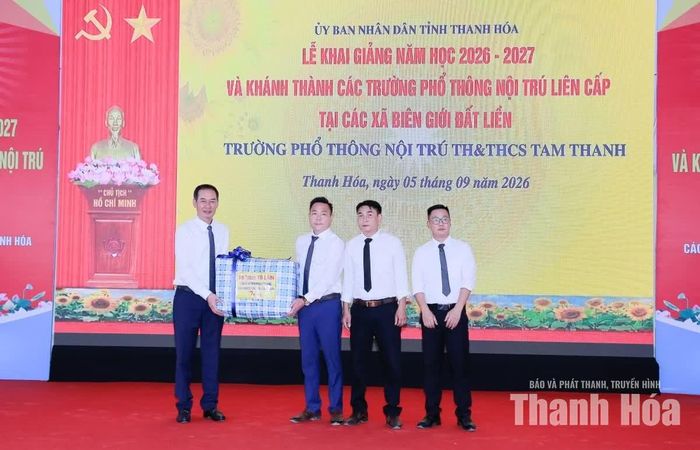 Phó Bí thư Tỉnh ủy Trịnh Tuấn Sinh trao quà của Tổng Bí thư, Chủ tịch nước cho nhà trường.